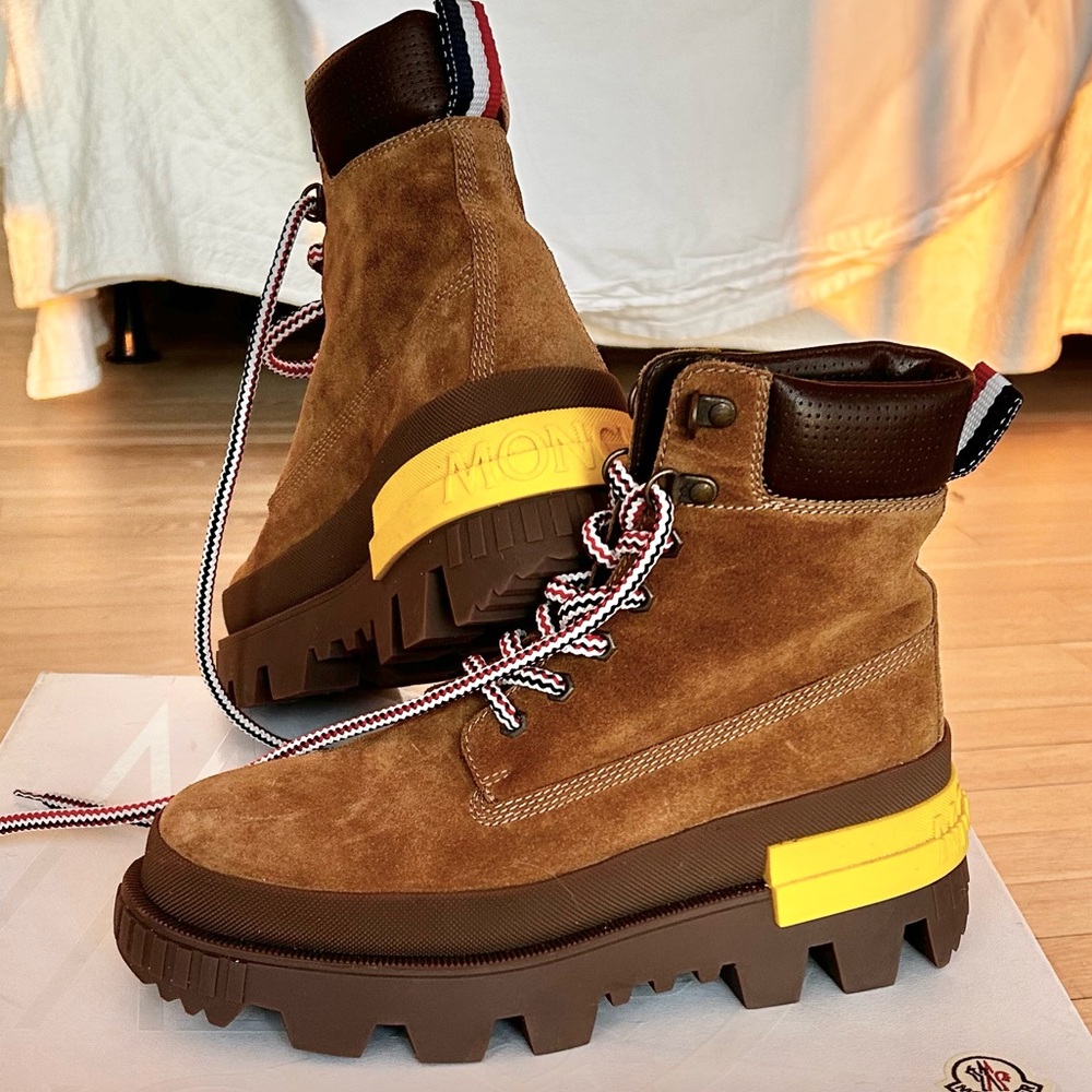 MONCLER
Camel color Suede unisex Hiking Boots,
EU 39, US women’s 9,5, men’s 7